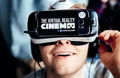 虚拟现实（VR）技术正在被越来越多的行业和领域应用，以下是几个VR实际应用案例：
